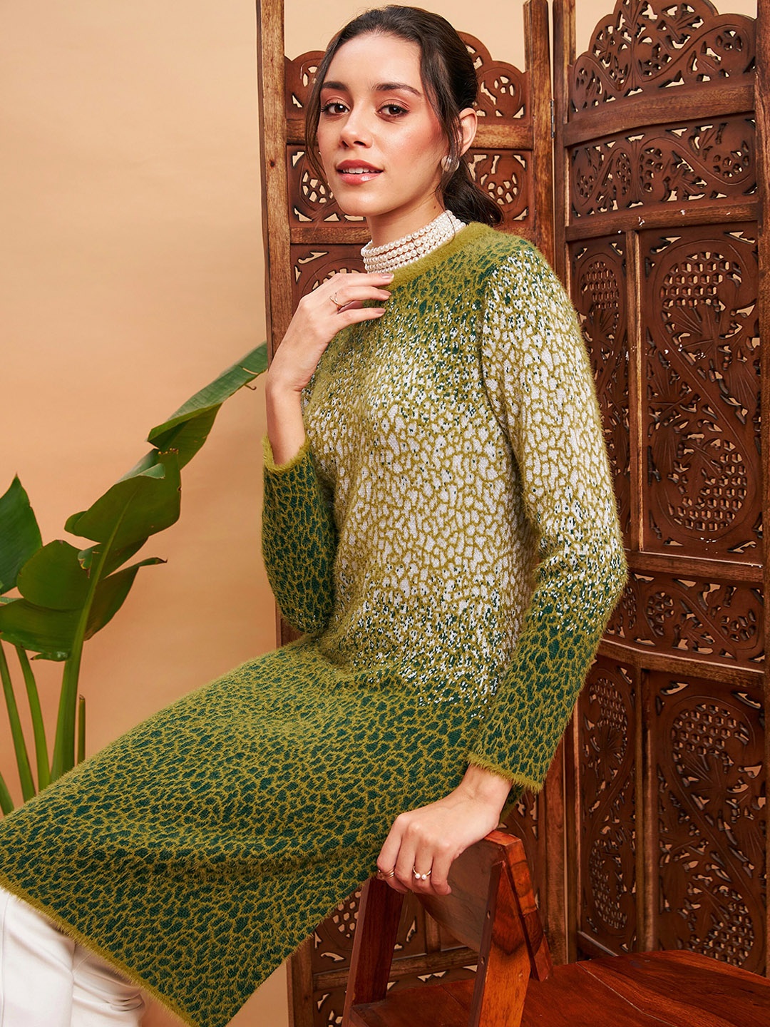 

Shae by SASSAFRAS Green Abstract Self Design Woolen Straight Kurta