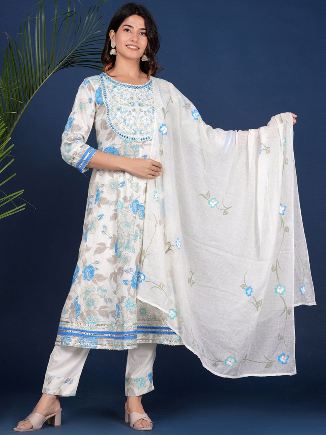 

UNISETS Floral Printed Thread Work Kurta & Pyjamas With Dupatta, Blue