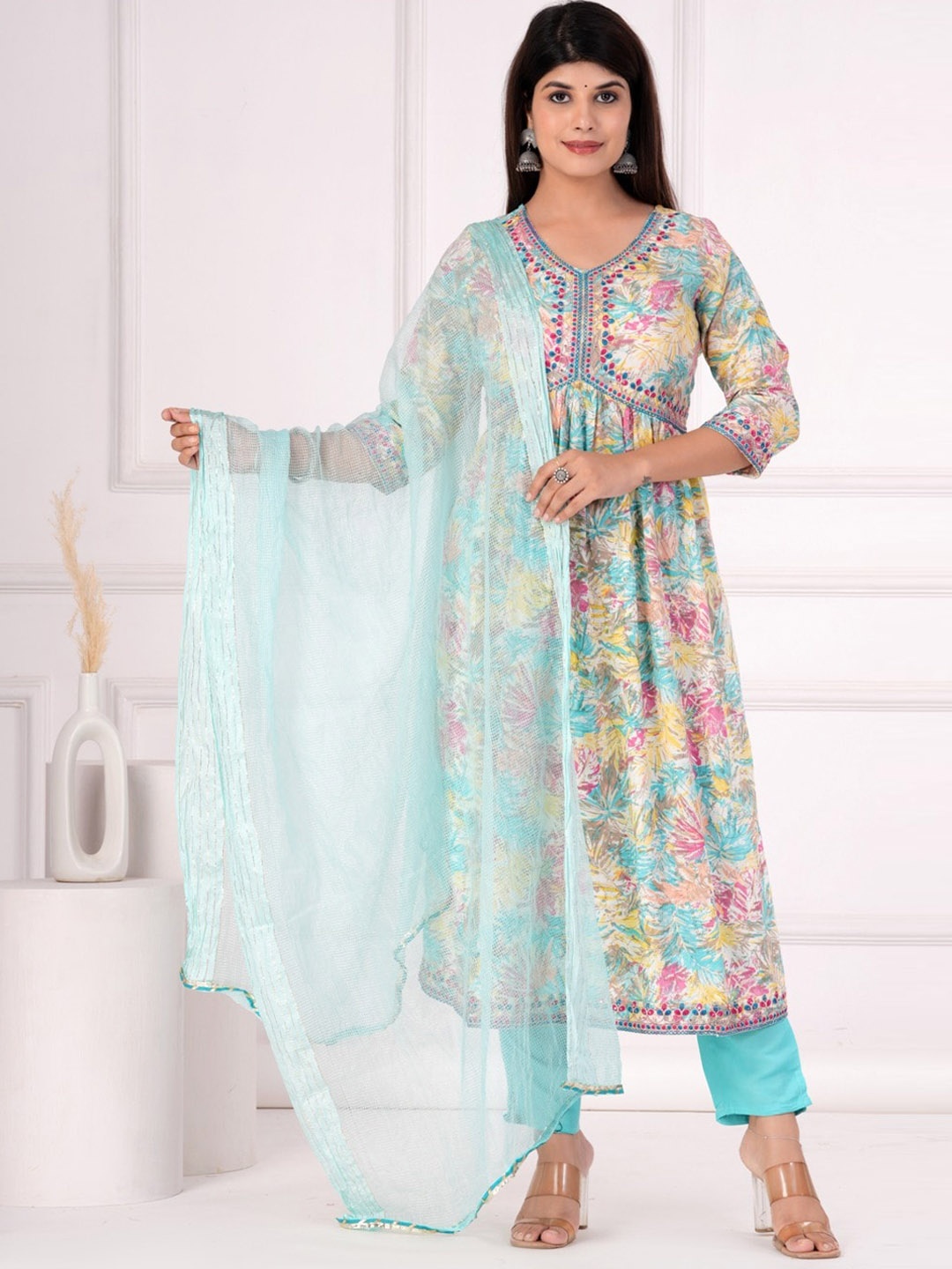 

UNISETS Floral Printed Empire Thread Work Kurta & Trousers With Dupatta, Blue
