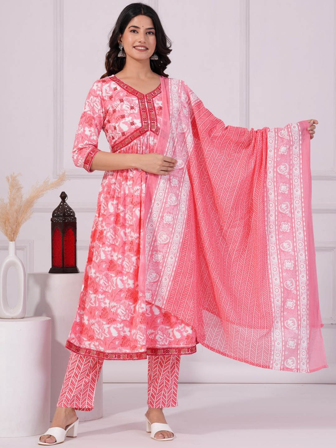 

UNISETS Floral Printed Empire Thread Work Kurta & Trousers With Dupatta, Pink