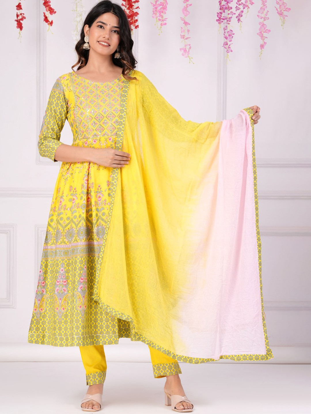

UNISETS Floral Printed Kurta & Trousers With Dupatta, Yellow