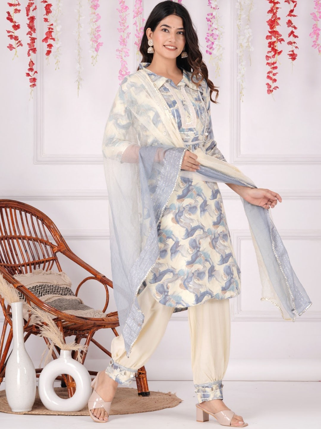 

UNISETS Abstract Printed Gotta Patti Kurta & Salwar With Dupatta, Grey