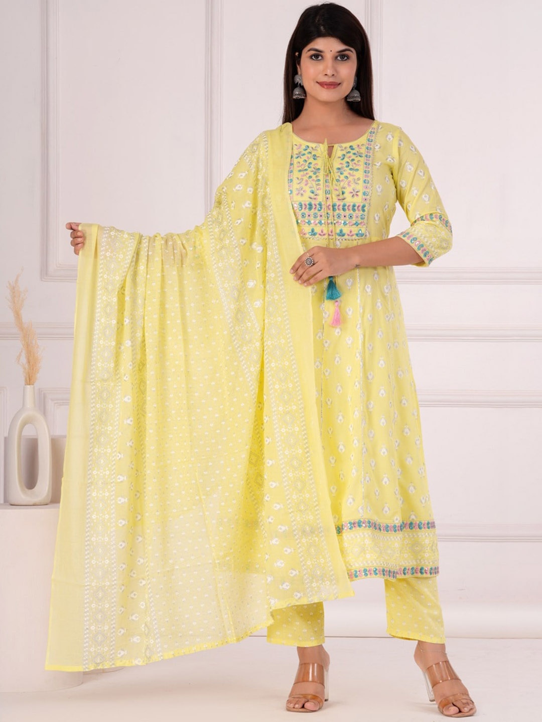 

UNISETS Floral Printed Thread Work Kurta & Pyjamas With Dupatta, Yellow