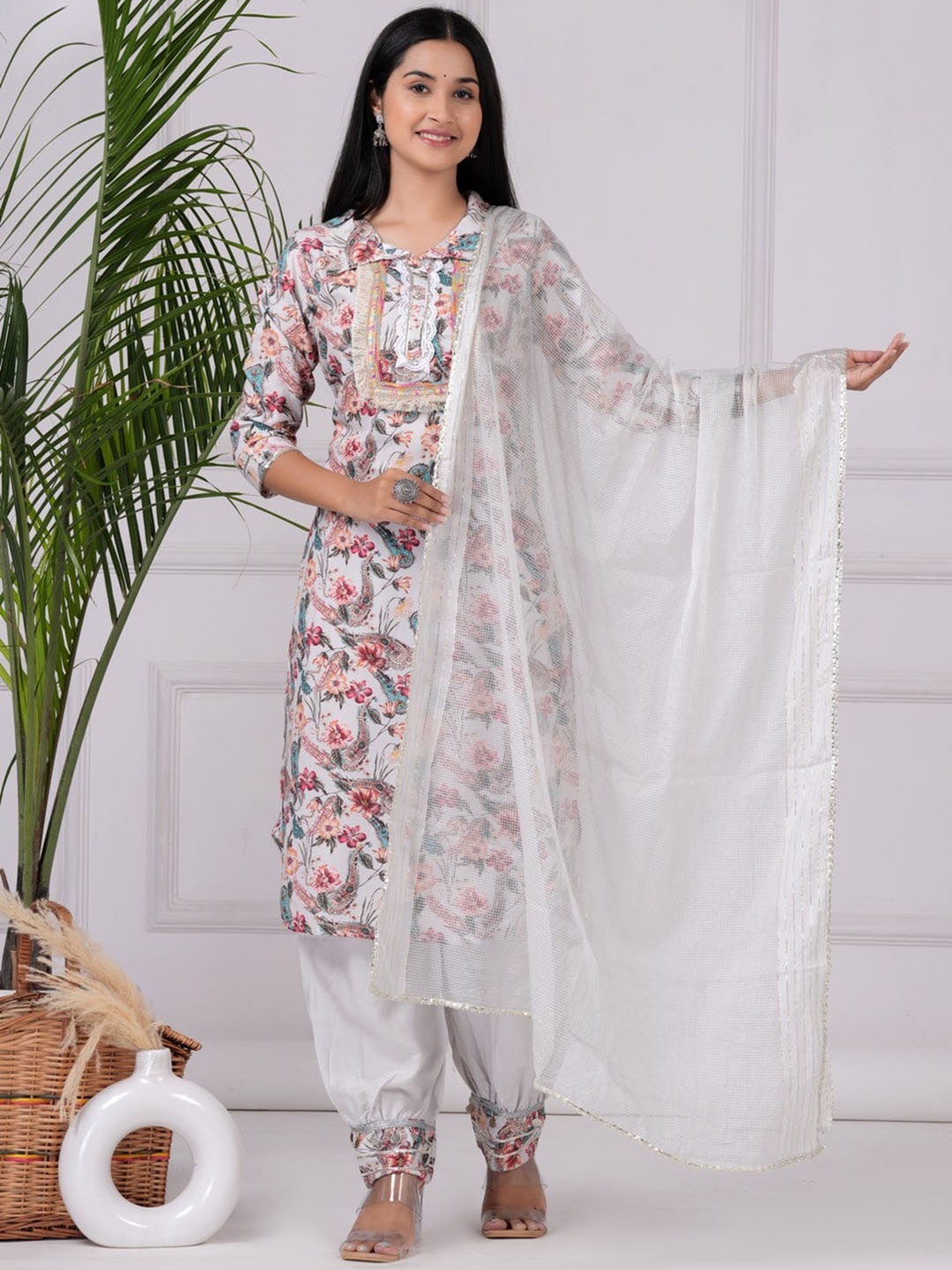 

UNISETS Floral Printed Pathani Kurta With Salwar & Dupatta, White