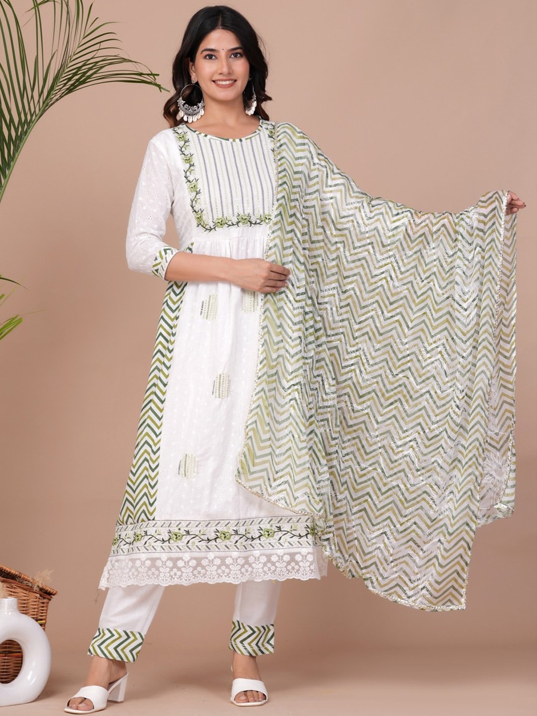 

UNISETS Floral Embroidered Sequinned Kurta with Trousers & Dupatta, Green