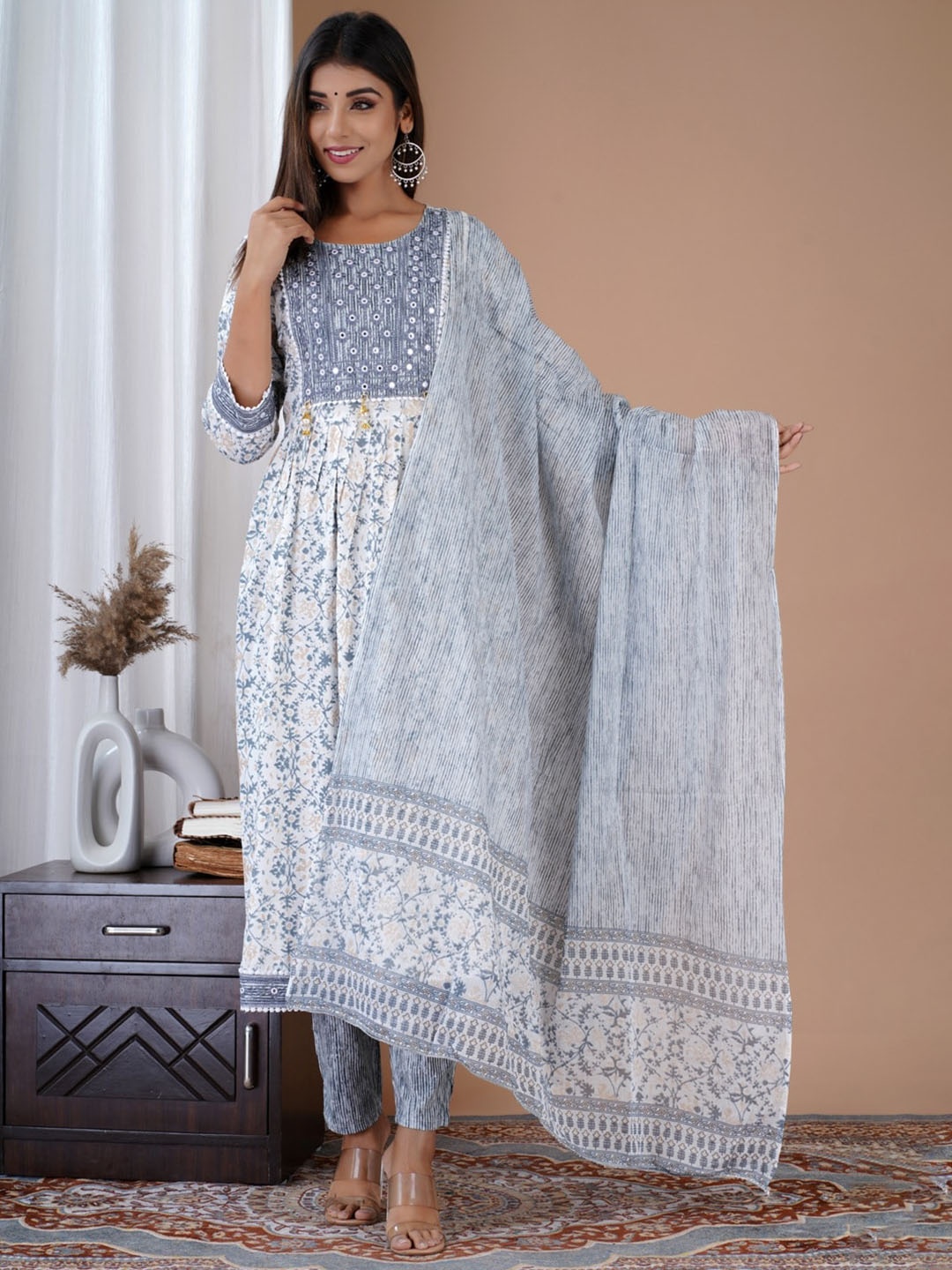 

UNISETS Floral Printed A-Line Kurta With Trousers & Dupatta, Grey