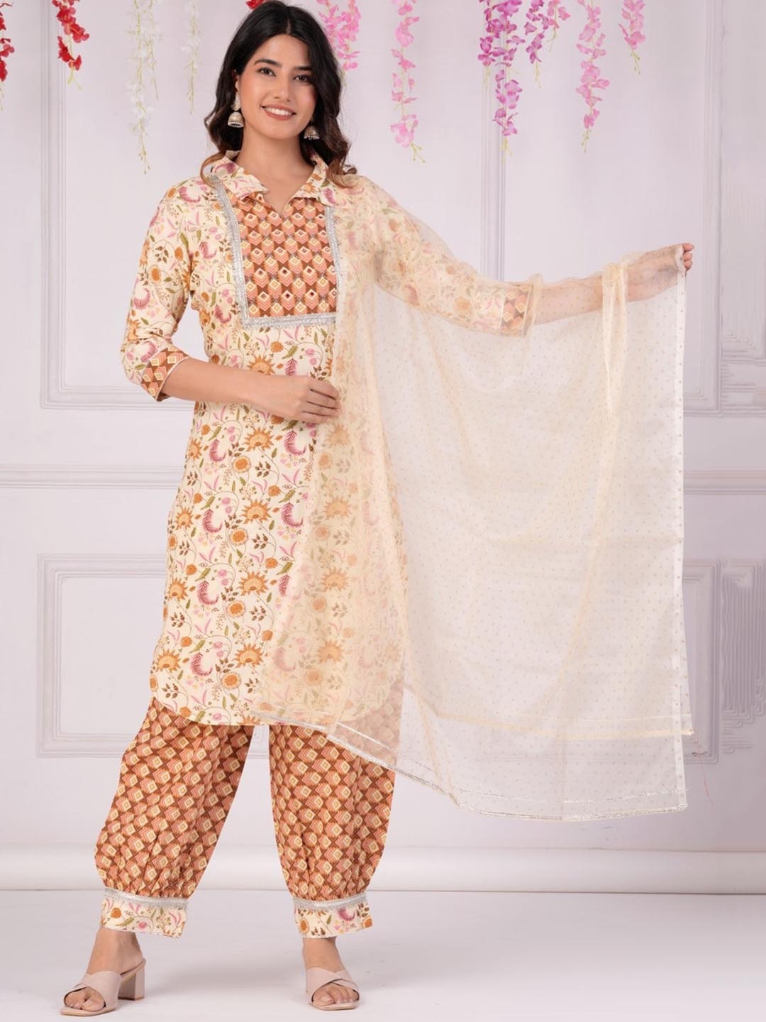 

UNISETS Floral Printed Regular Gotta Patti Kurta With Salwar & Dupatta, Cream