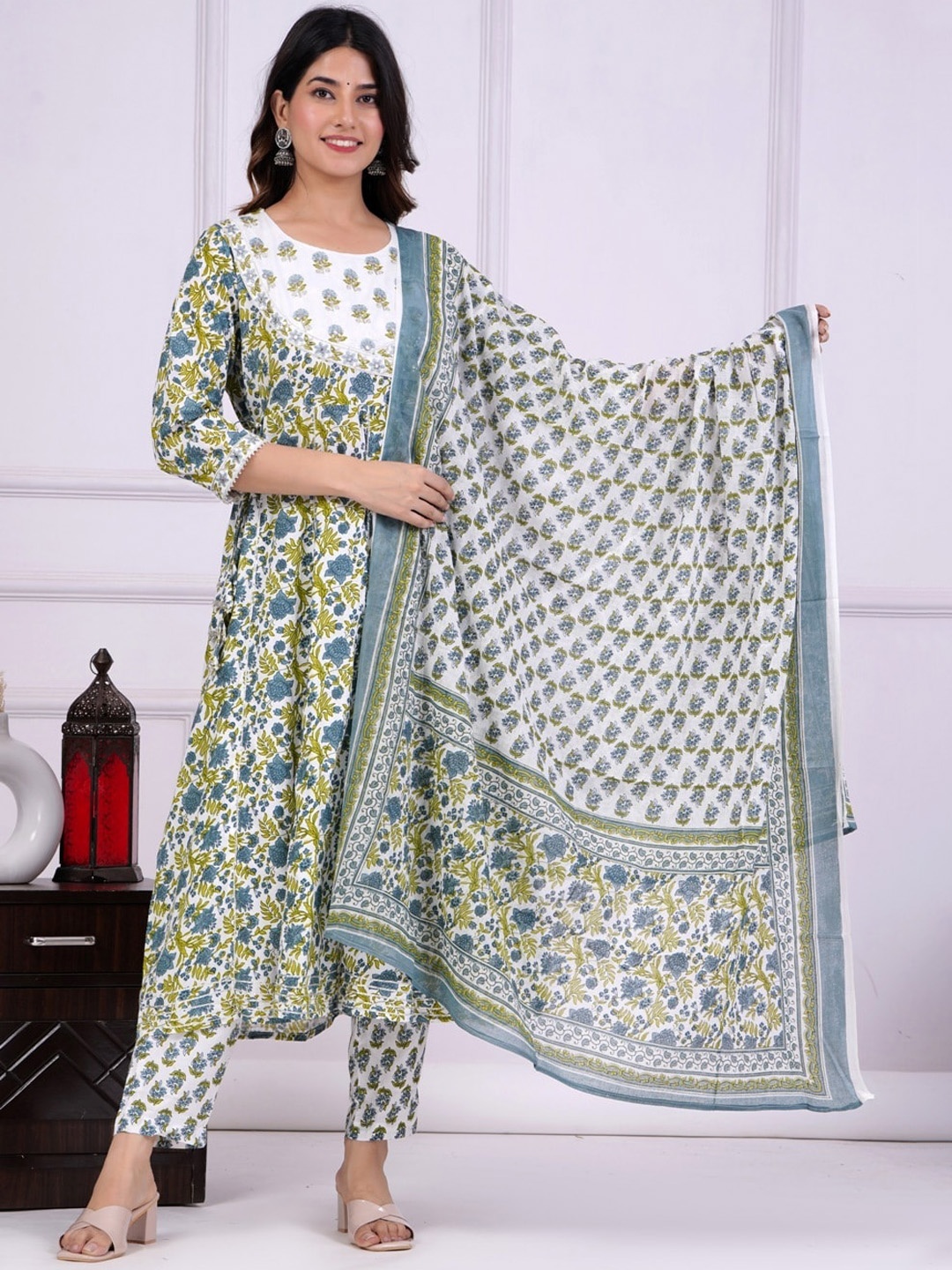 

UNISETS Floral Printed Mirror Work Kurta with Trousers & Dupatta, Green