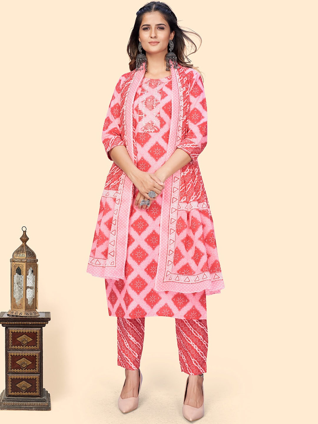 

Vbuyz Bandhani Printed Regular Gotta Patti Kurta & Trousers With Dupatta, Pink
