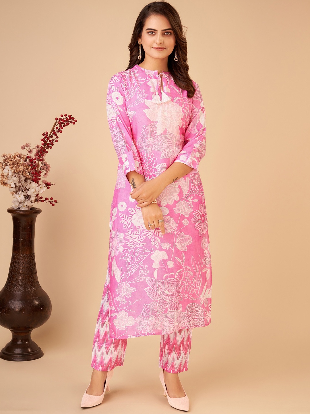 

Sangria Floral Printed Straight Kurta And Trousers, Pink