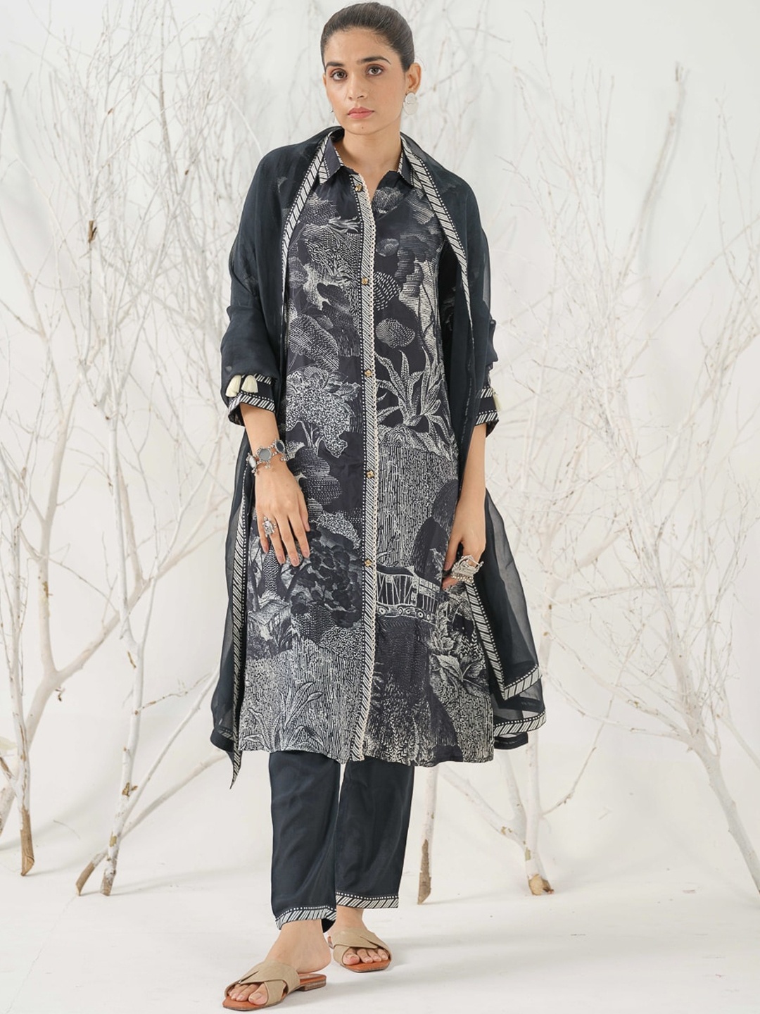 

Sangria Abstract Printed Linen Straight Kurta And Trousers With Dupatta, Black