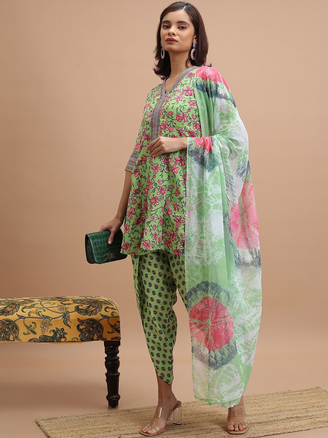 

KETCH Floral Printed Regular Kurti & Dhoti Pants With Dupatta, Green