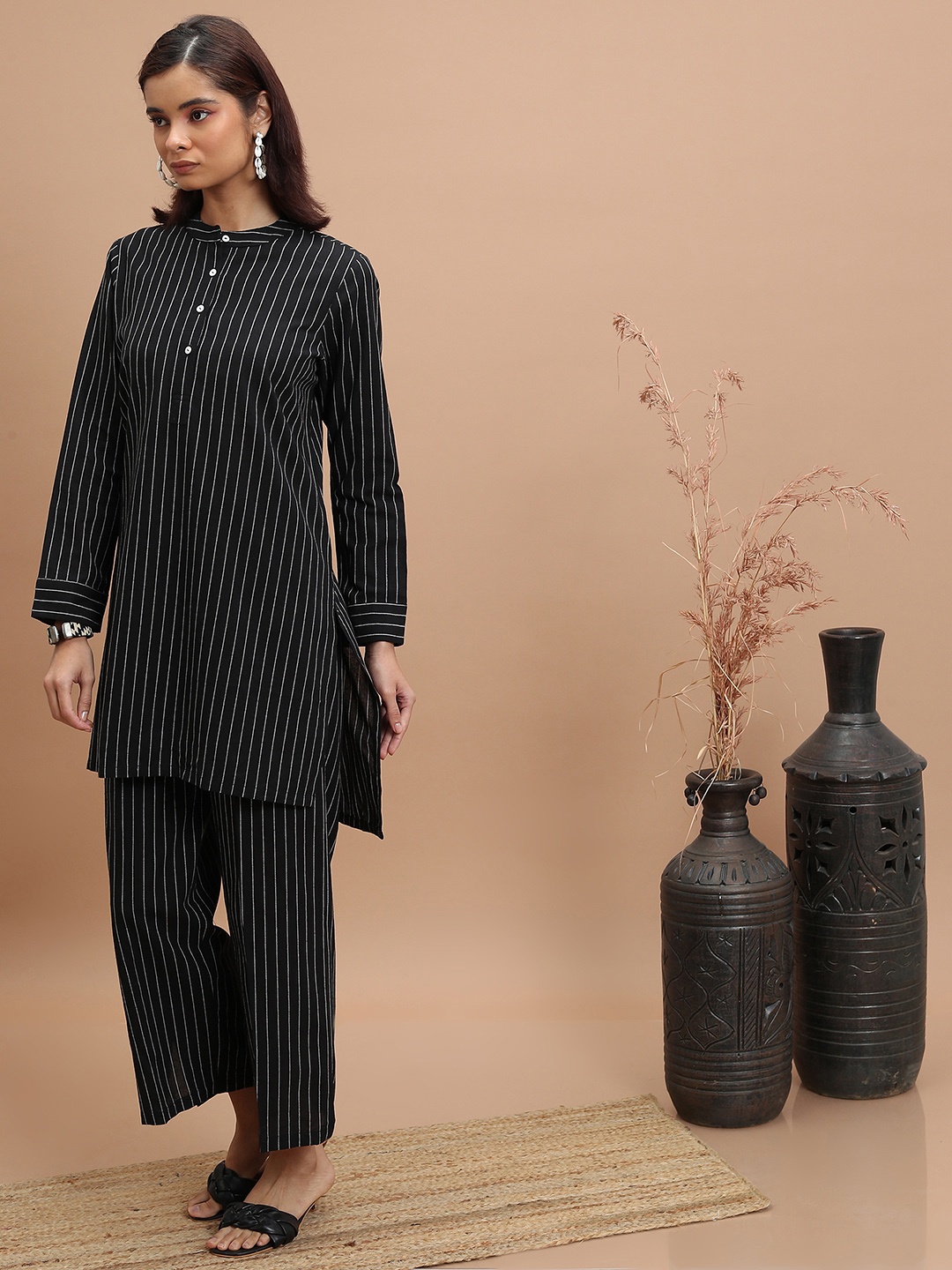 

Vishudh Straight Kurta With Trouser, Black