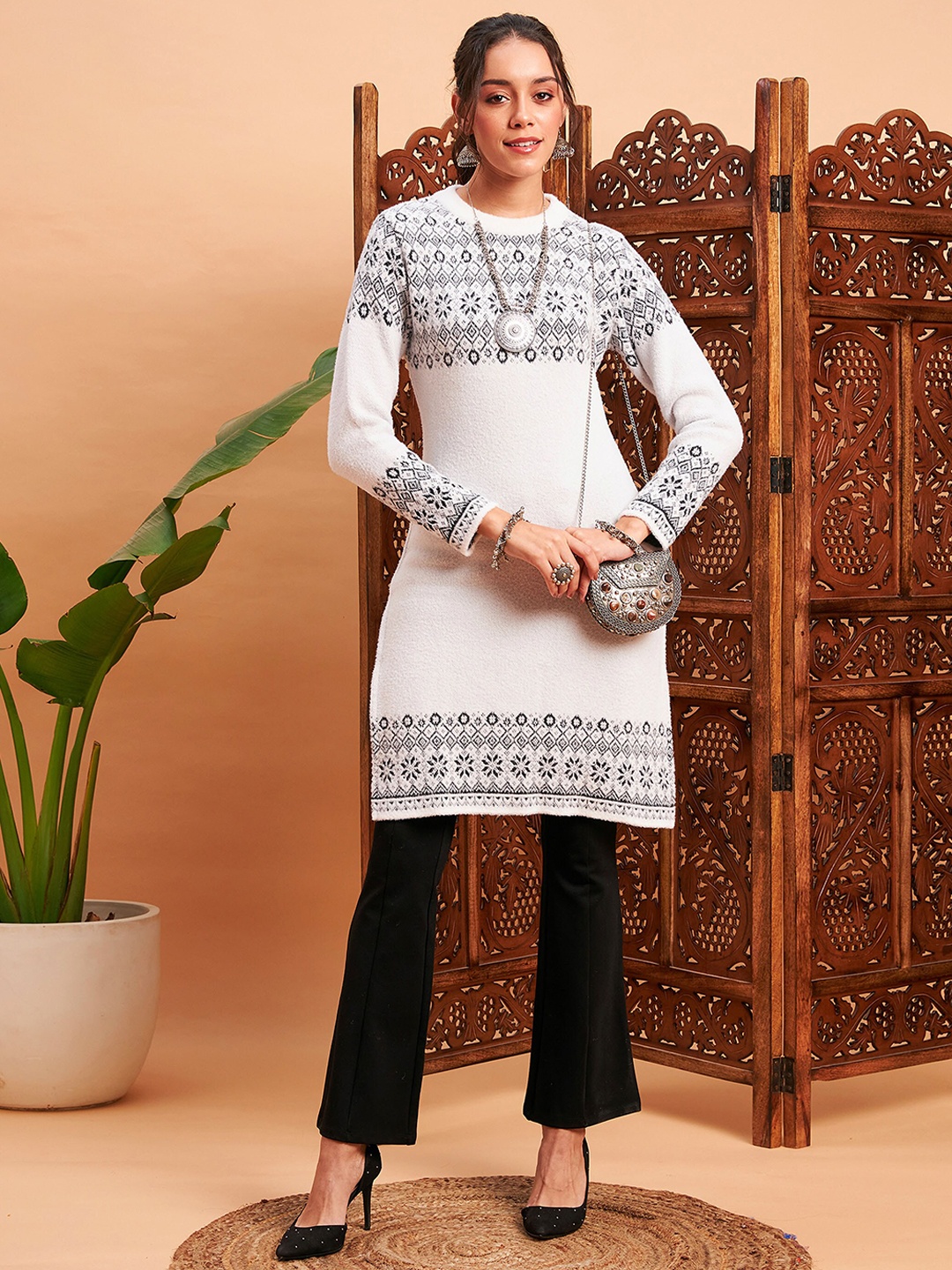 

Shae by SASSAFRAS Black Ethnic Motifs Self Design Woolen Straight Kurta