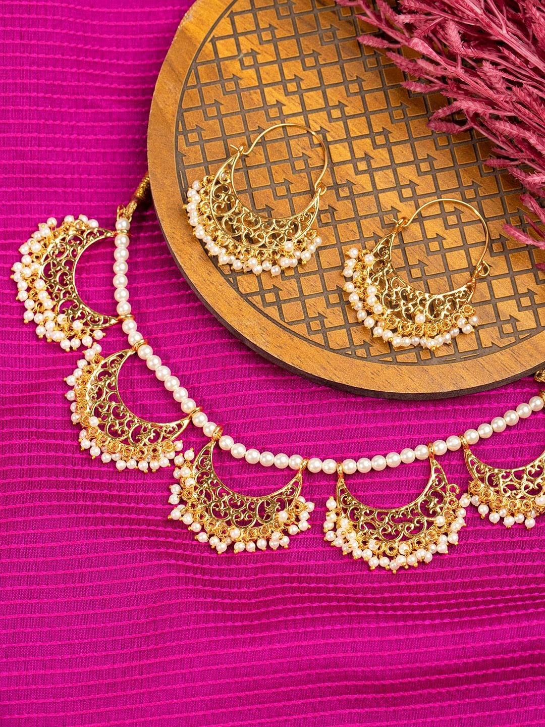 

Priyaasi Gold-Plated Kundan-Studded & Beaded Jewellery Set