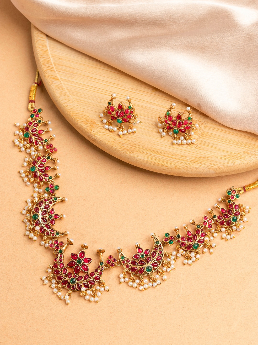 

Priyaasi Gold-Plated Stone-Studded & Beaded Jewellery Set
