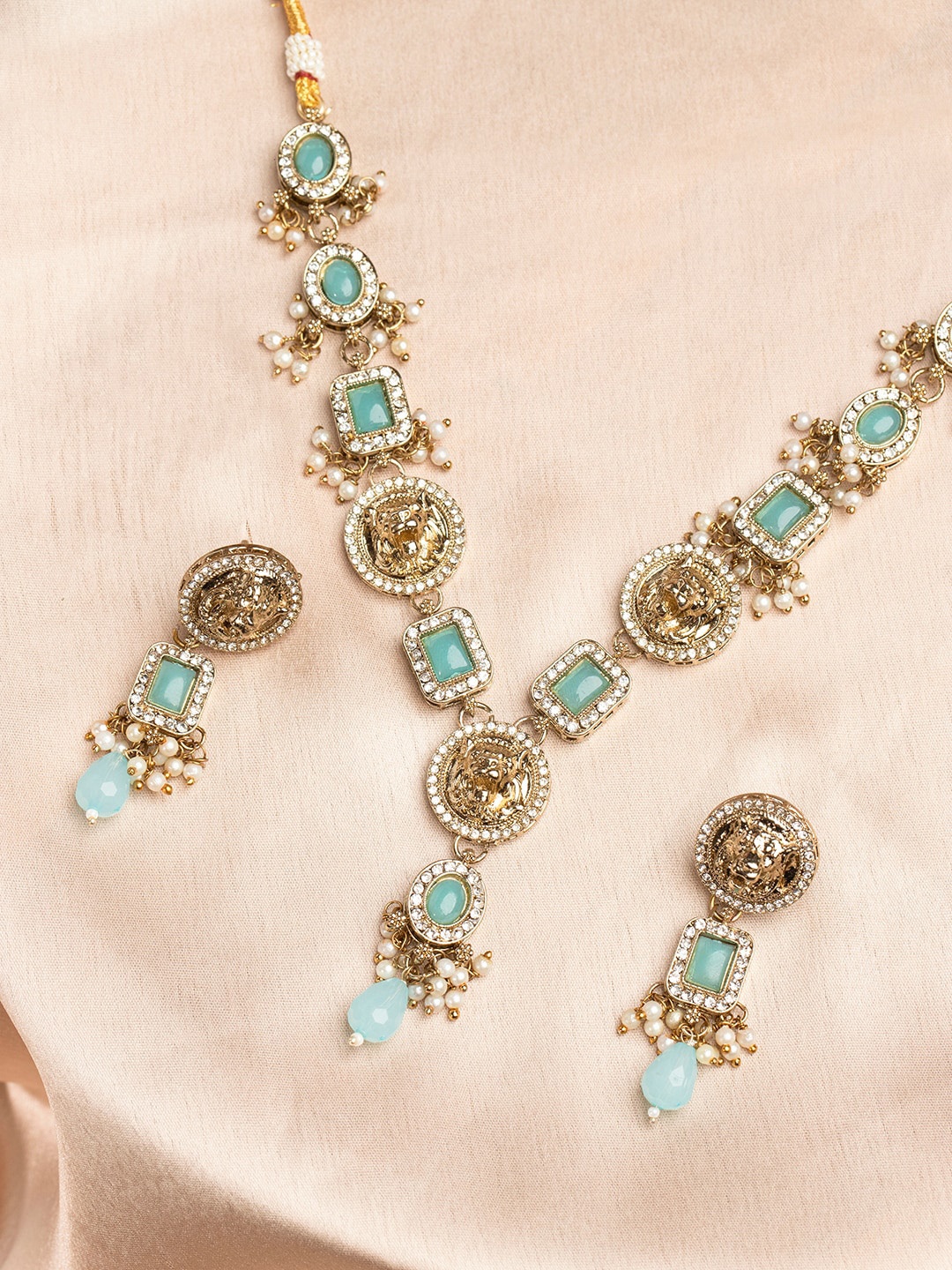 

Priyaasi Gold-Plated Kundan-Studded & Beaded Jewellery Set