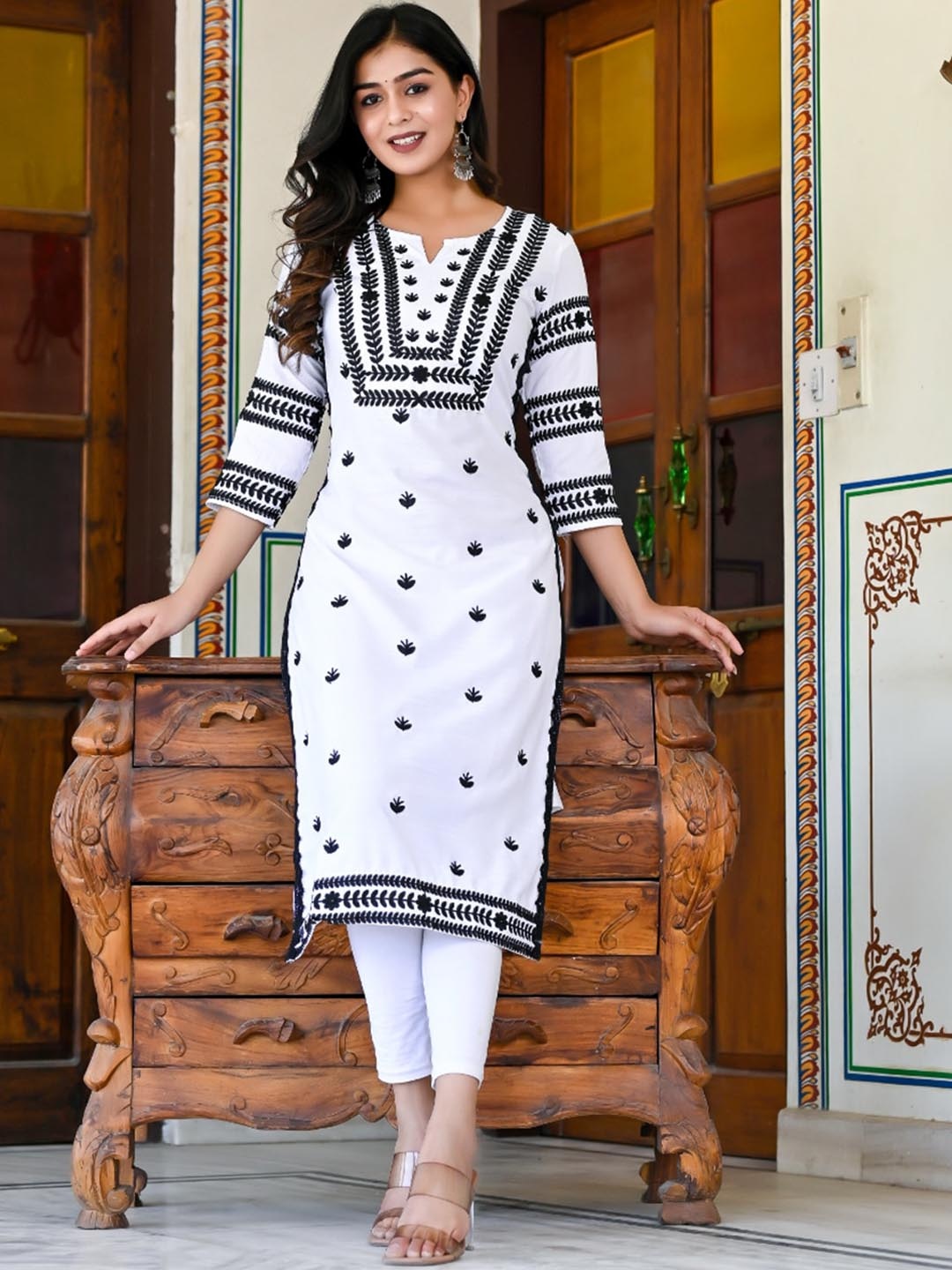 

GoSriKi Floral Chikankari Embroidered Straight Kurta, White