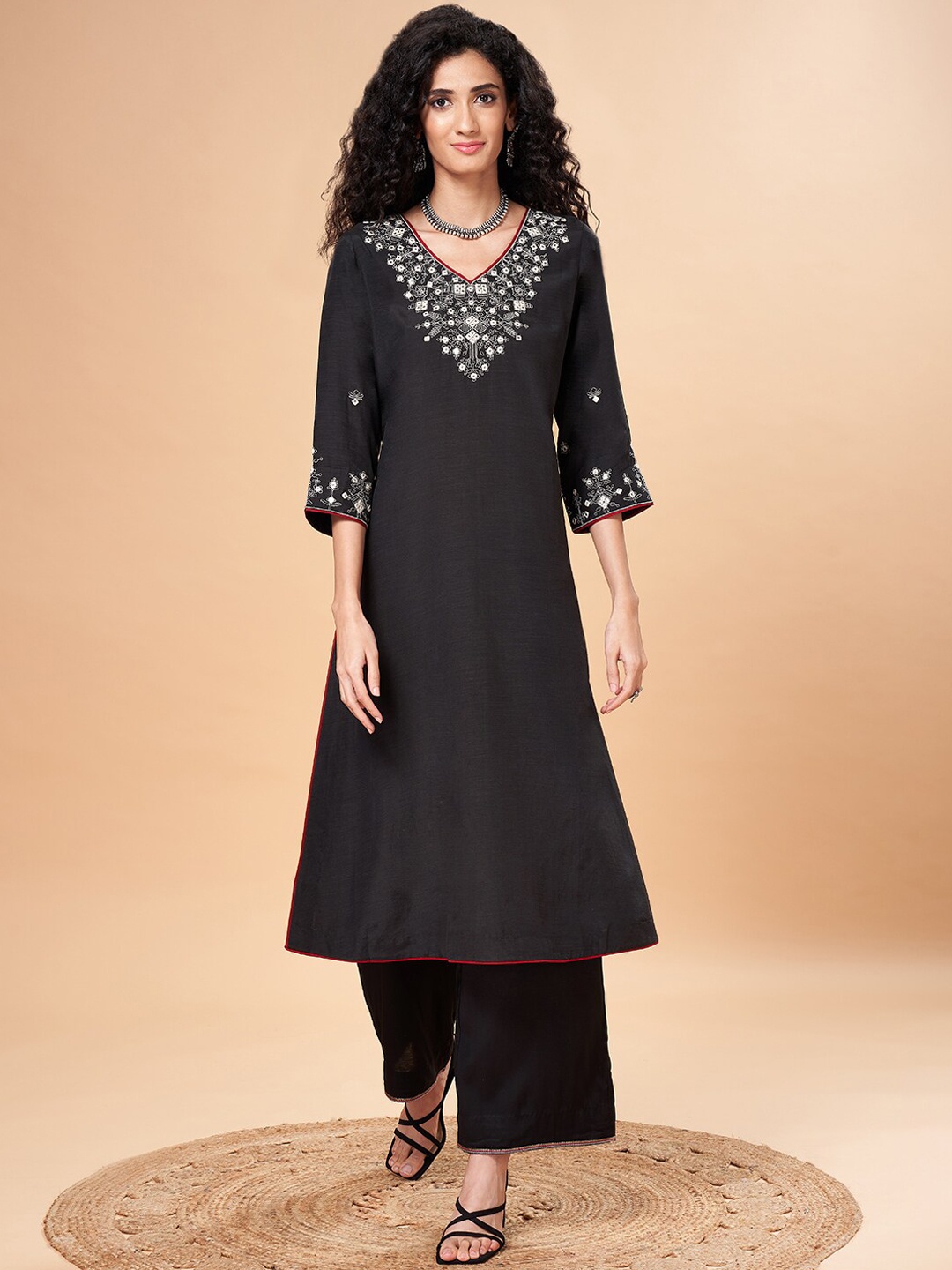 

Marigold Lane Geometric Embroidered Mirror Work Kurta, Black