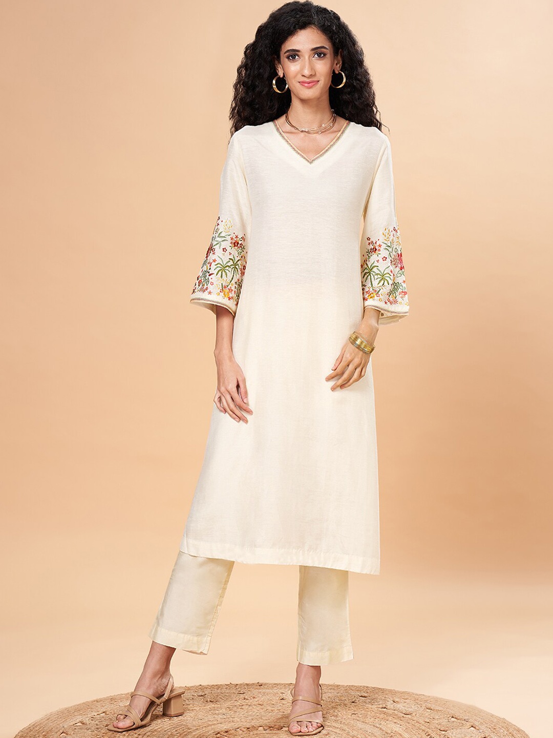 

Marigold Lane Flared Sleeves Thread Work Straight Kurta, Off white