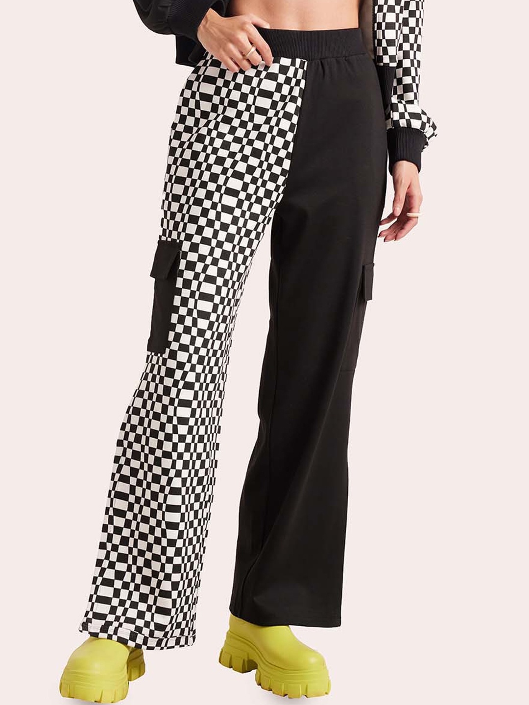 

Muvazo Women Geometric Printed Mid-Rise Straight-Fit Track Pants, Black