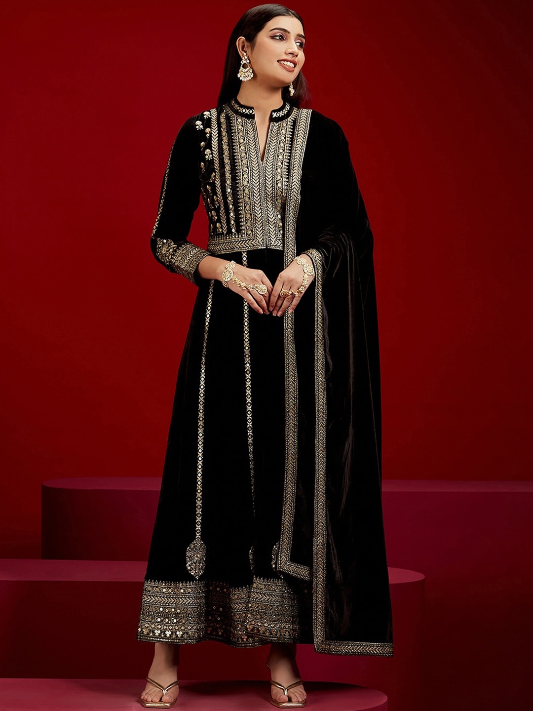 

Libas Art Ethnic Motifs Embroidered Sequinned Velvet Kurta with Trousers & Dupatta, Black