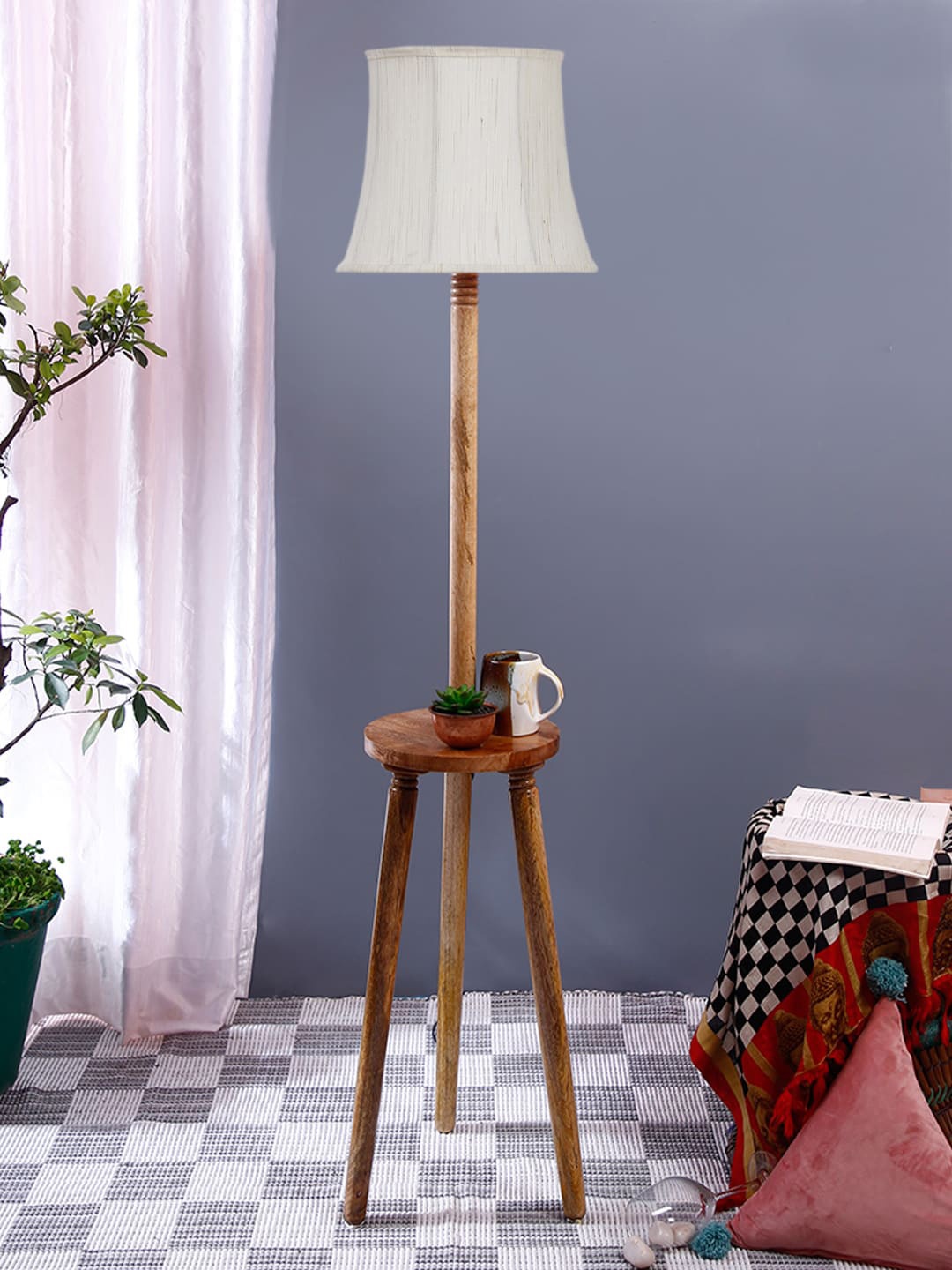 

Devansh Off-White Abstract Shaped Floor Lamp