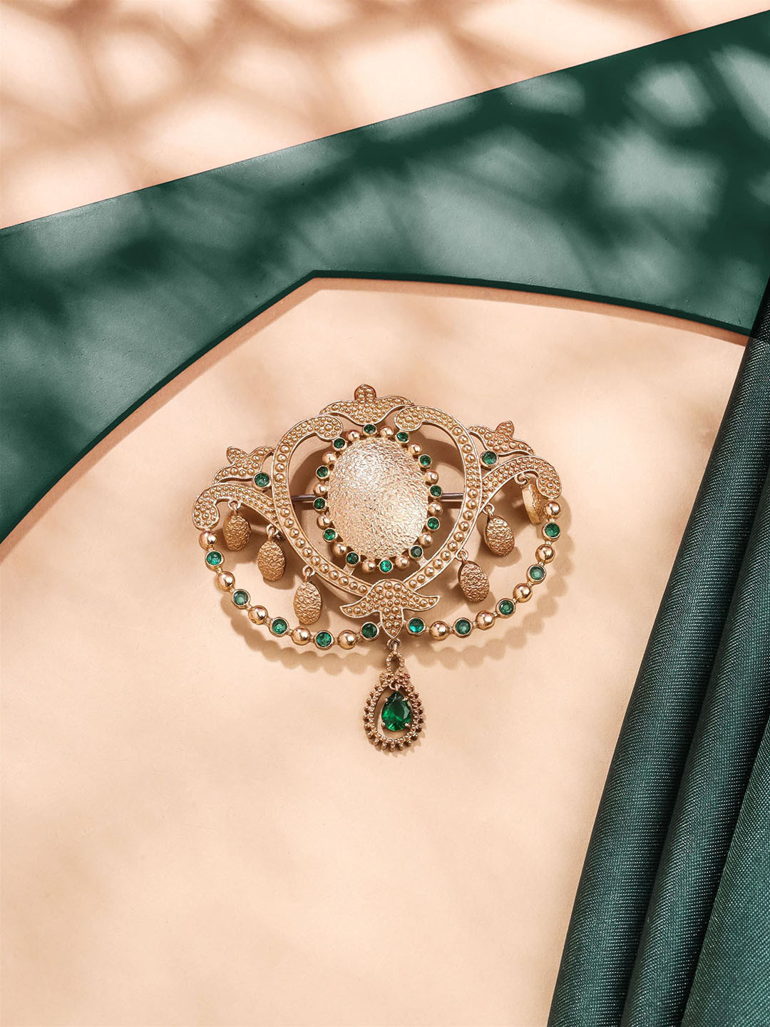 

COSA NOSTRAA Men Dainty Delight Brooch, Gold