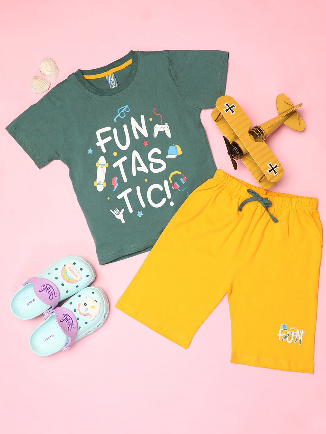 

V-Mart Boys Printed T-Shirt With Shorts, Green