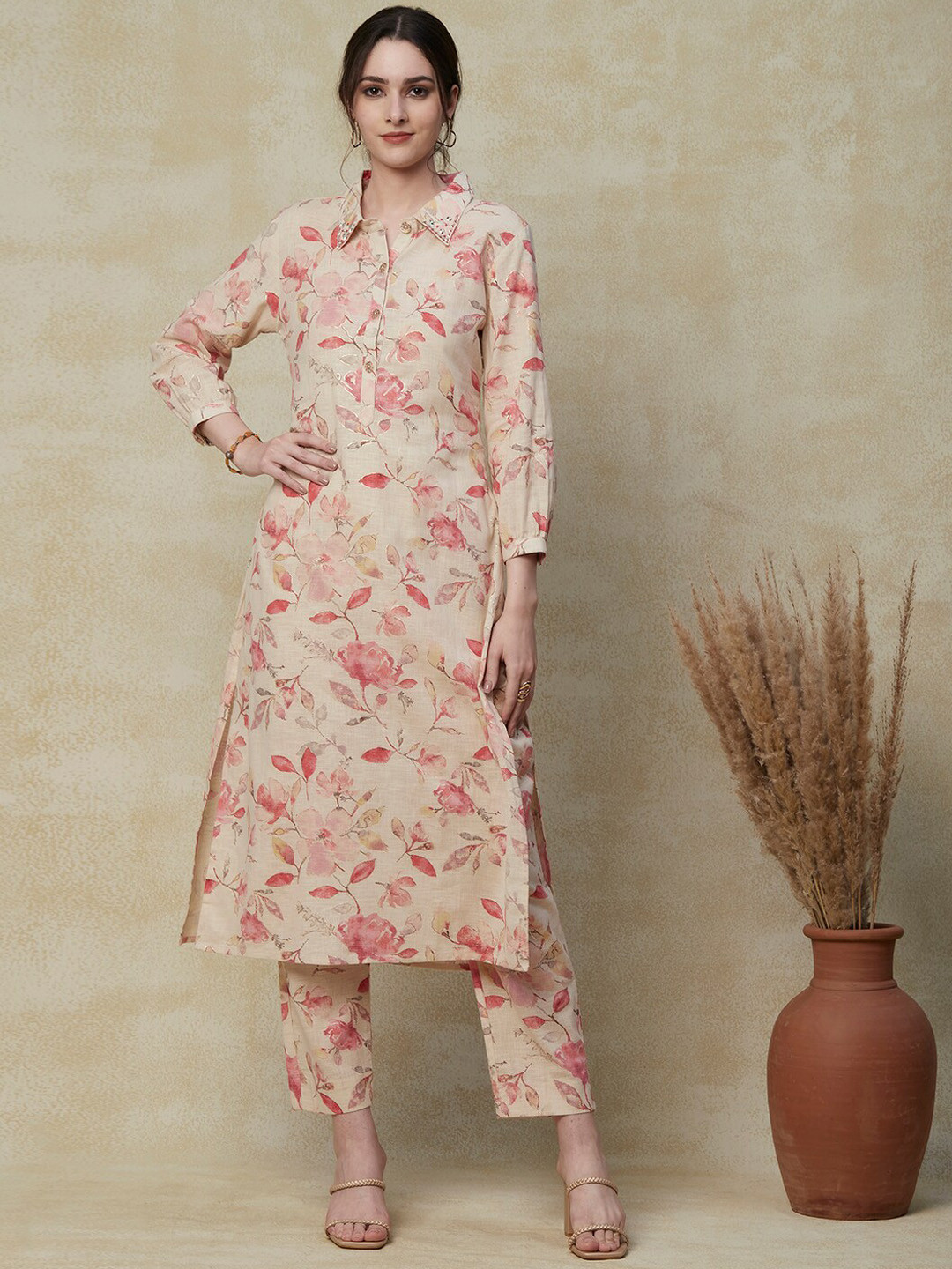 

FASHOR Floral Printed Regular Beads and Stones Pure Cotton Kurta with Trousers, Off white