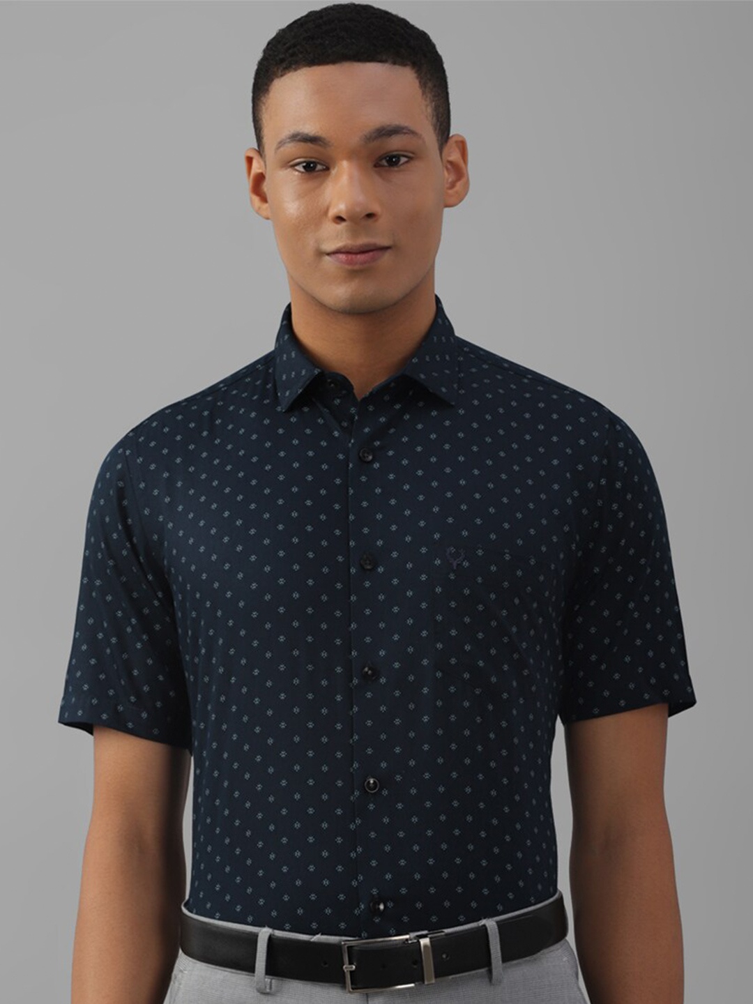 

Allen Solly Slim Fit Micro Ditsy Printed Pure Cotton Formal Shirt, Navy blue