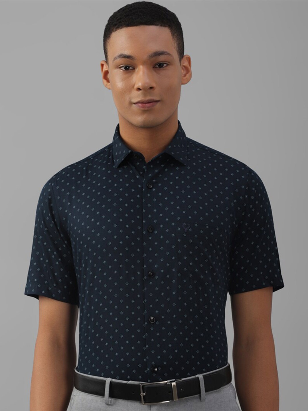 

Allen Solly Slim Fit Micro Ditsy Printed Pure Cotton Formal Shirt, Navy blue