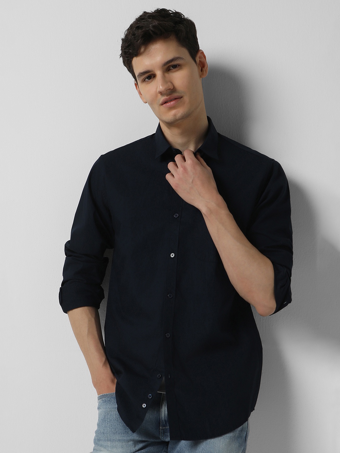 

Peter England CasualsMen slim fit 100% cotton casual shirt, Navy blue