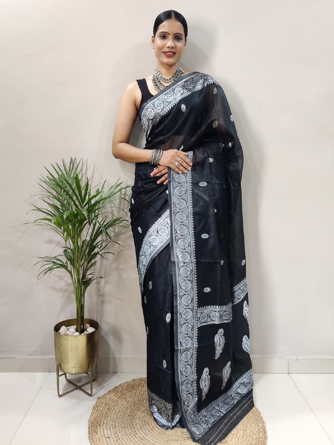 

APNISHA Ethnic Motifs Woven Design Zari Jacquard Silk Cotton Banarasi Saree, Black