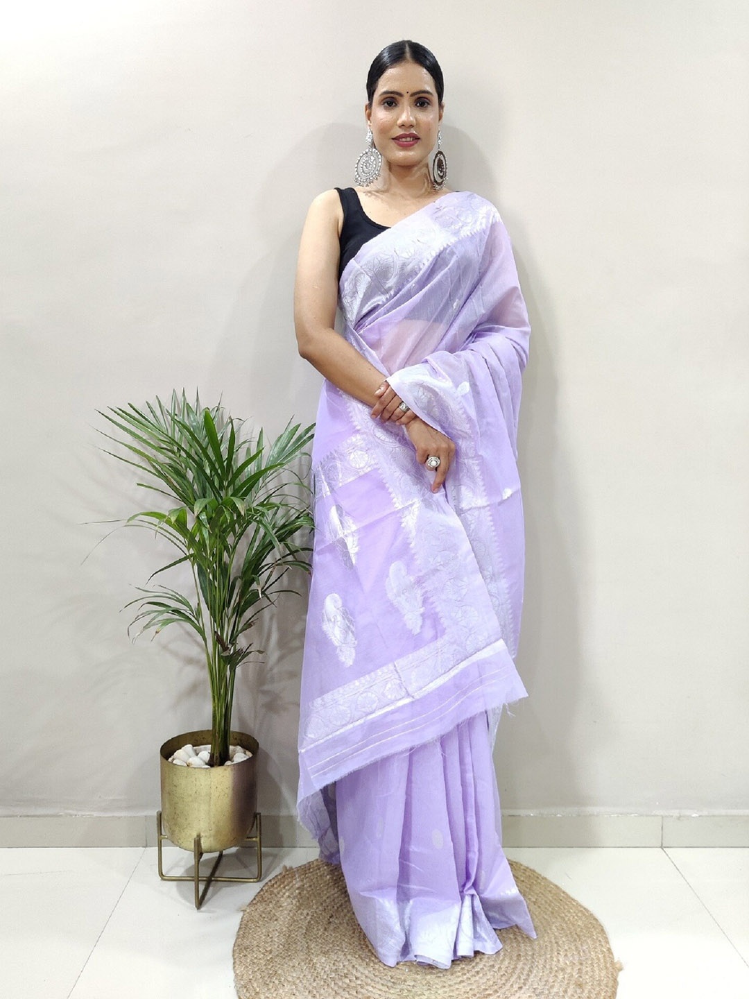 

APNISHA Woven Design Zari Silk Cotton Banarasi Saree, Lavender