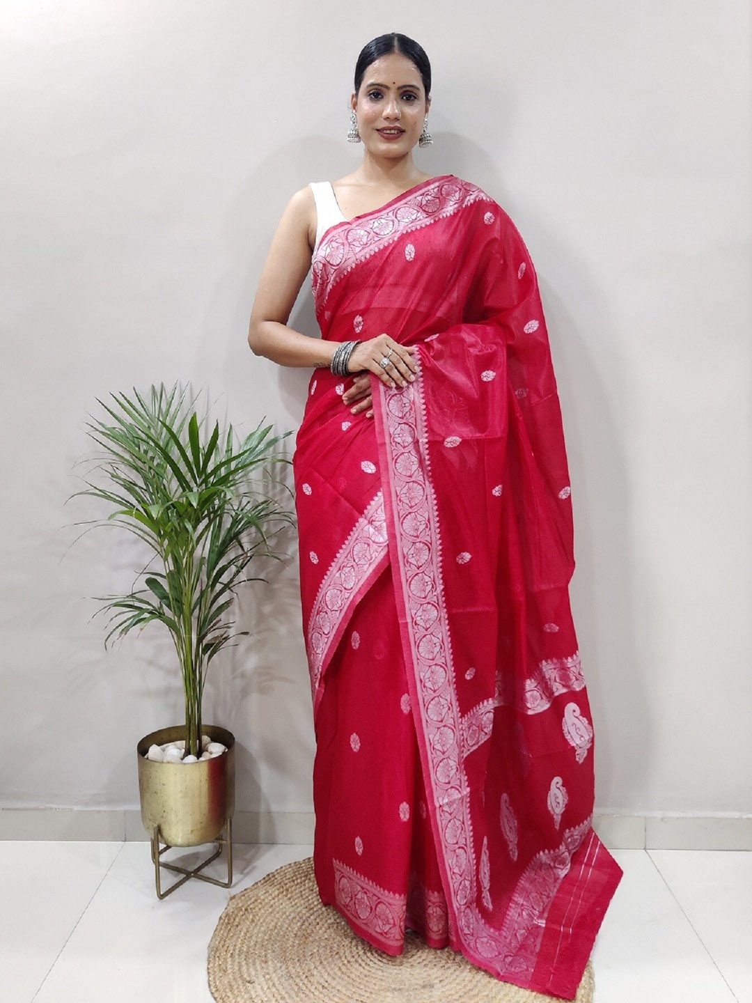 

APNISHA Ethnic Motifs Woven Design Zari Jacquard Silk Cotton Banarasi Saree, Red