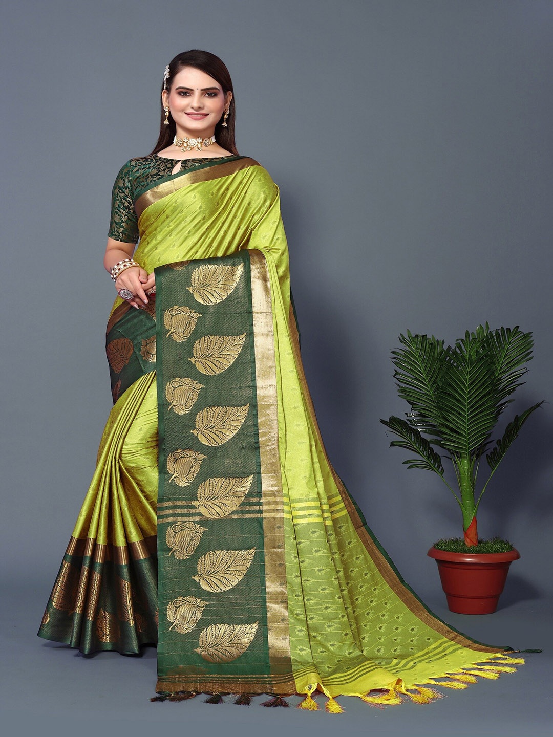 

APNISHA Floral Woven Design Zari Pure Silk Banarasi Saree, Green