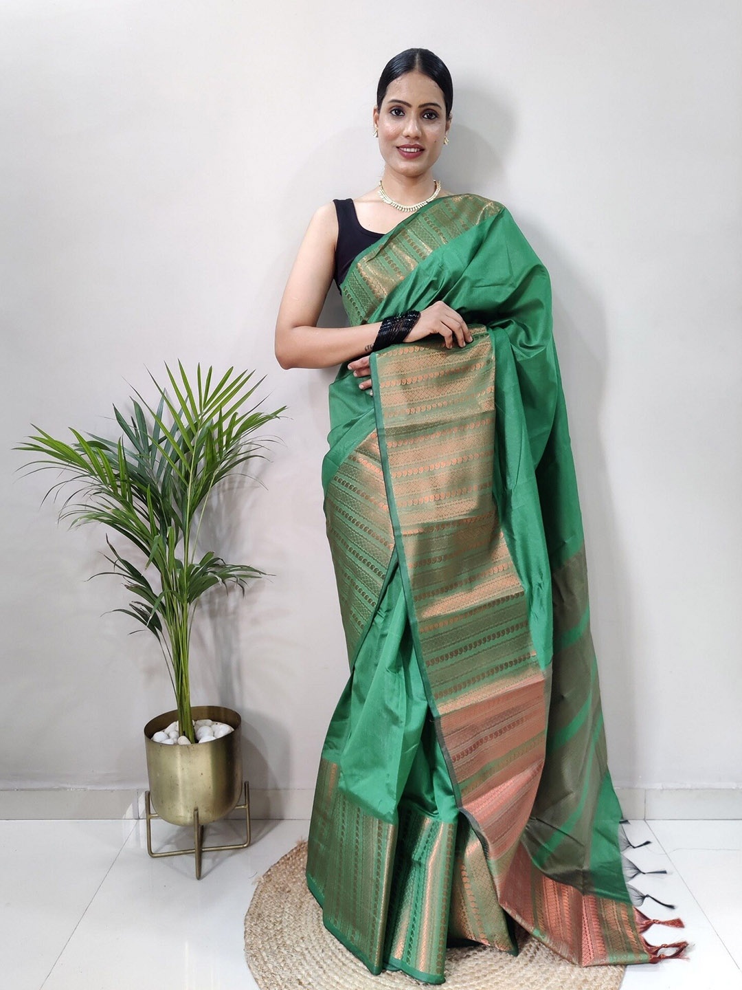 

APNISHA Zari Pure Silk Banarasi Saree, Green