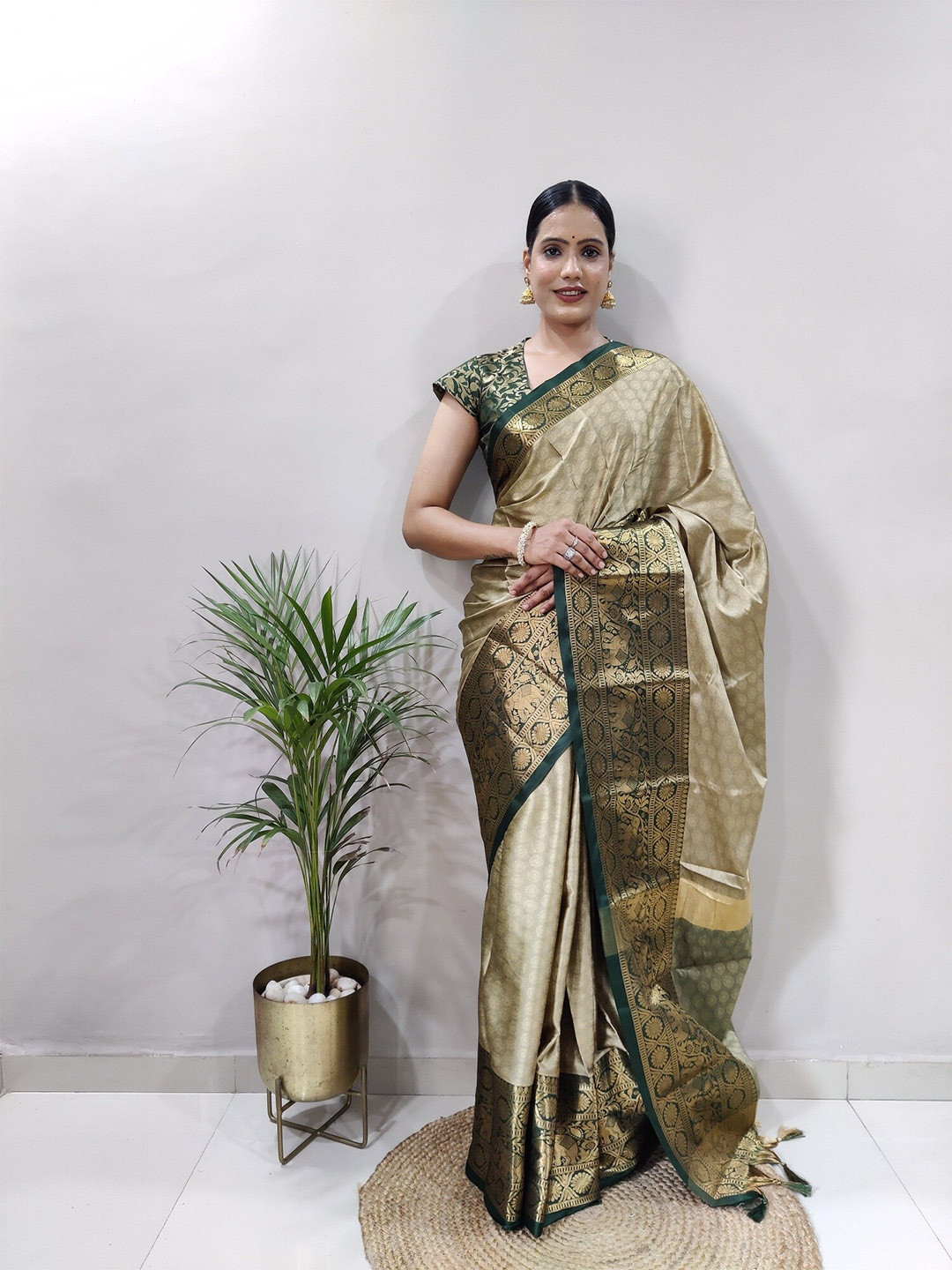 

APNISHA Woven Design Zari Pure Silk Banarasi Saree, Brown