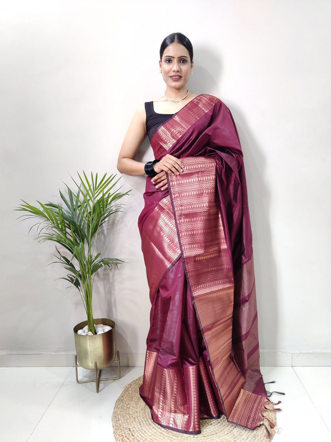 

APNISHA Purple & Gold-Toned Zari Pure Silk Banarasi Saree