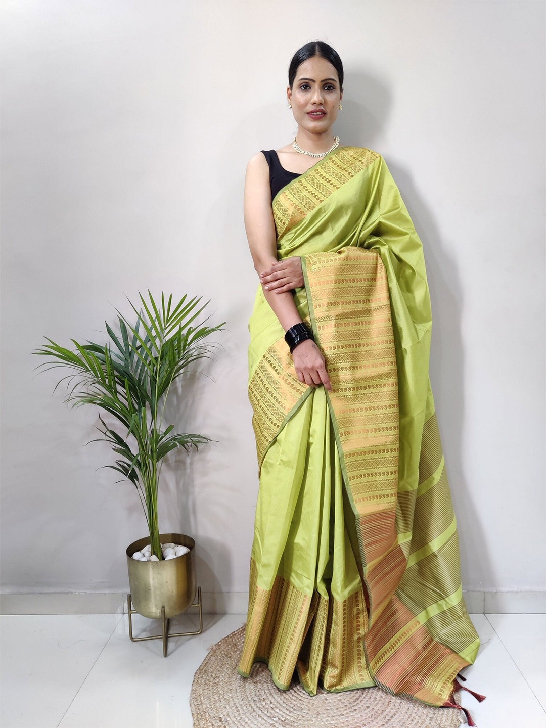 

APNISHA Zari Pure Silk Banarasi Saree, Lime green