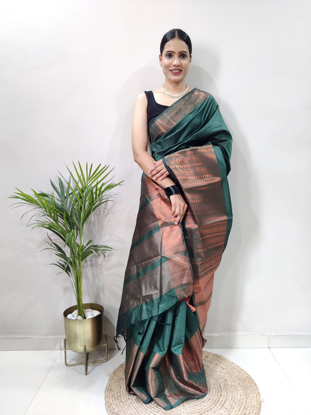 

APNISHA Zari Jacquard Pure Silk Banarasi Saree, Olive
