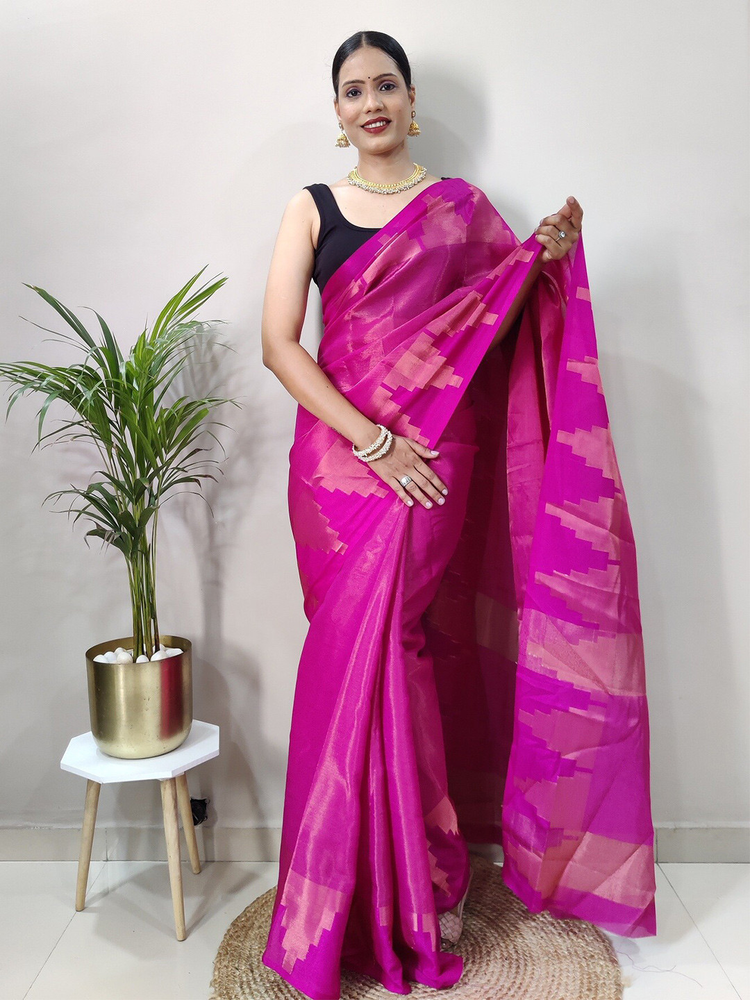 

APNISHA Geometric Woven Design Zari Pure Silk Banarasi Saree, Pink