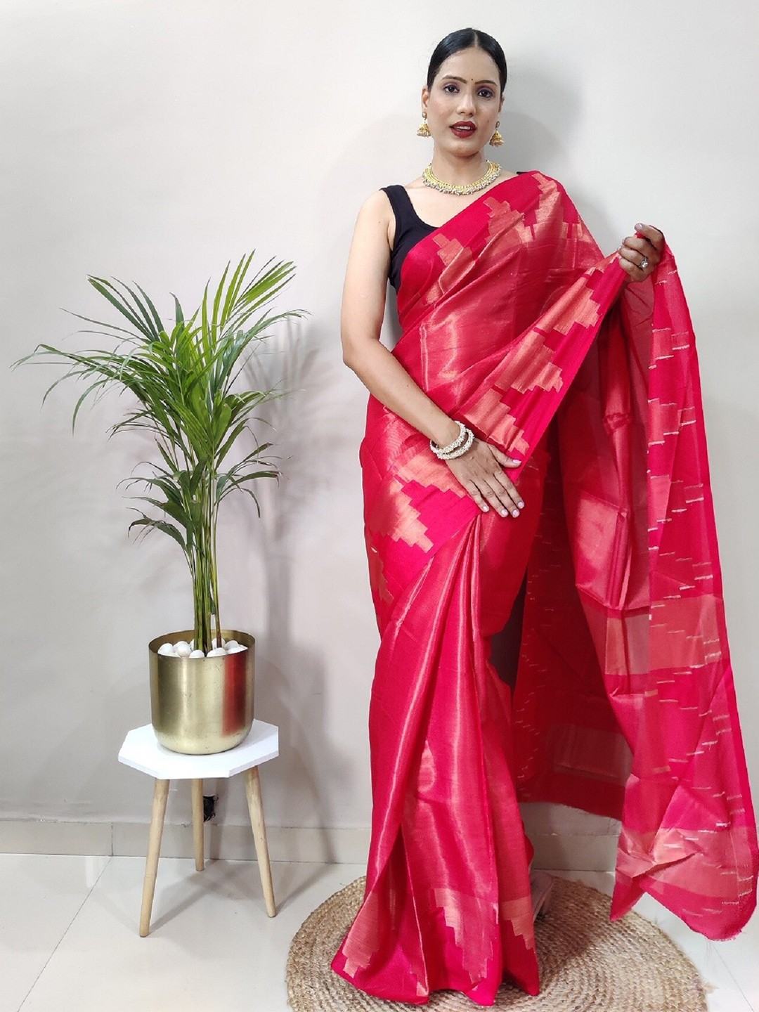 

APNISHA Ethnic Motifs Woven Design Zari Pure Silk Banarasi Saree, Red