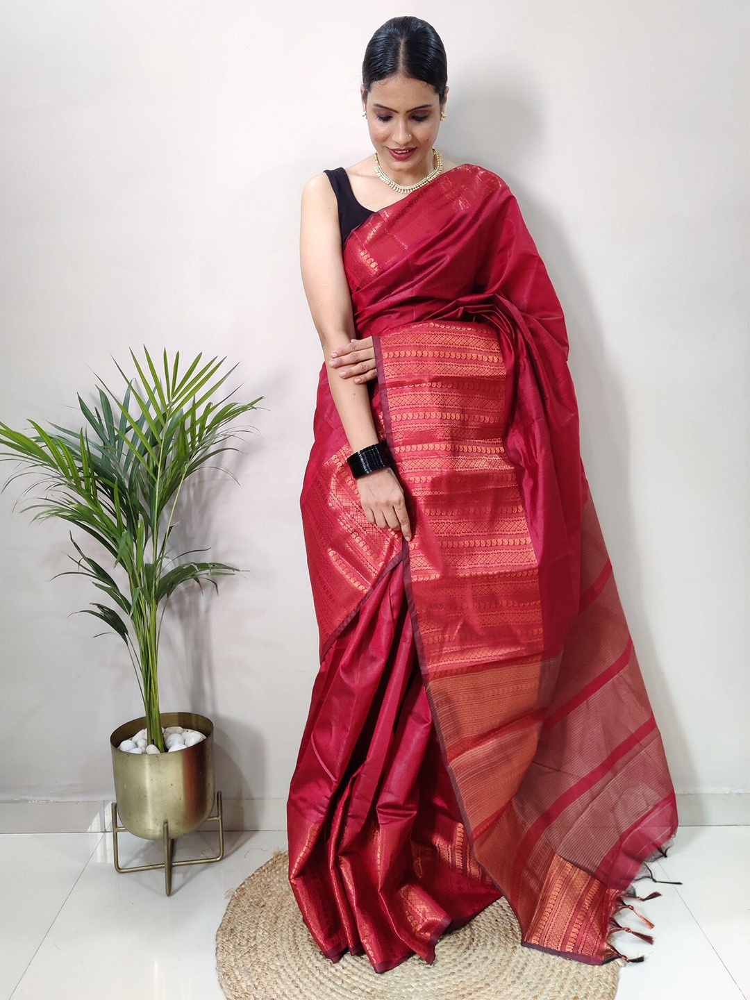 

APNISHA Zari Pure Silk Banarasi Saree, Red