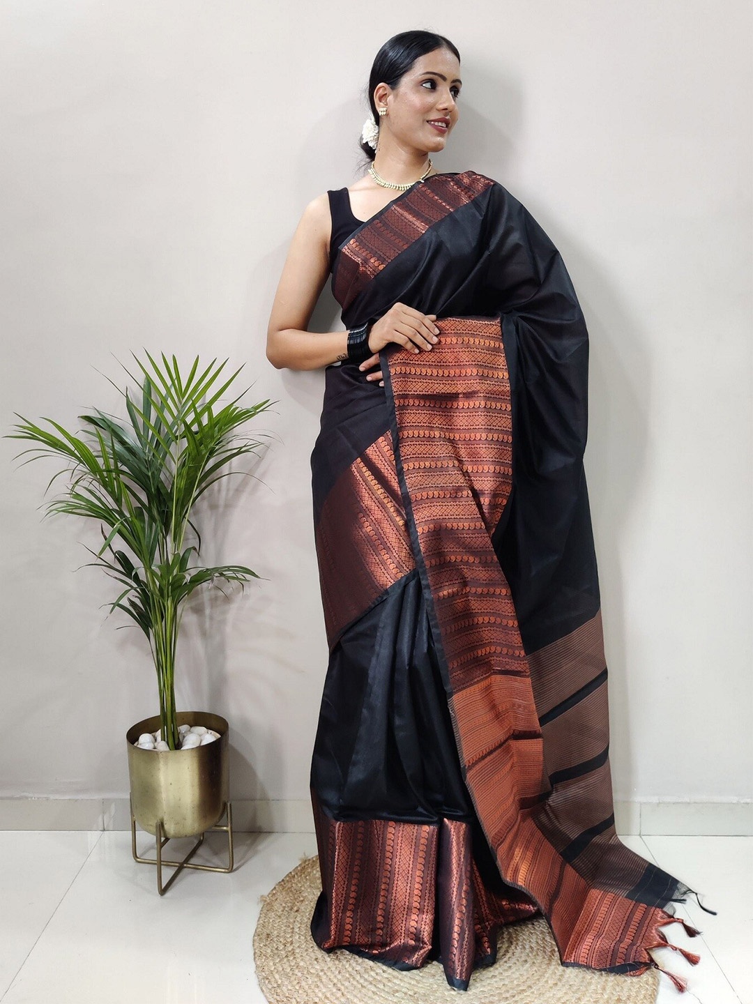 

APNISHA Zari Pure Silk Banarasi Saree, Black