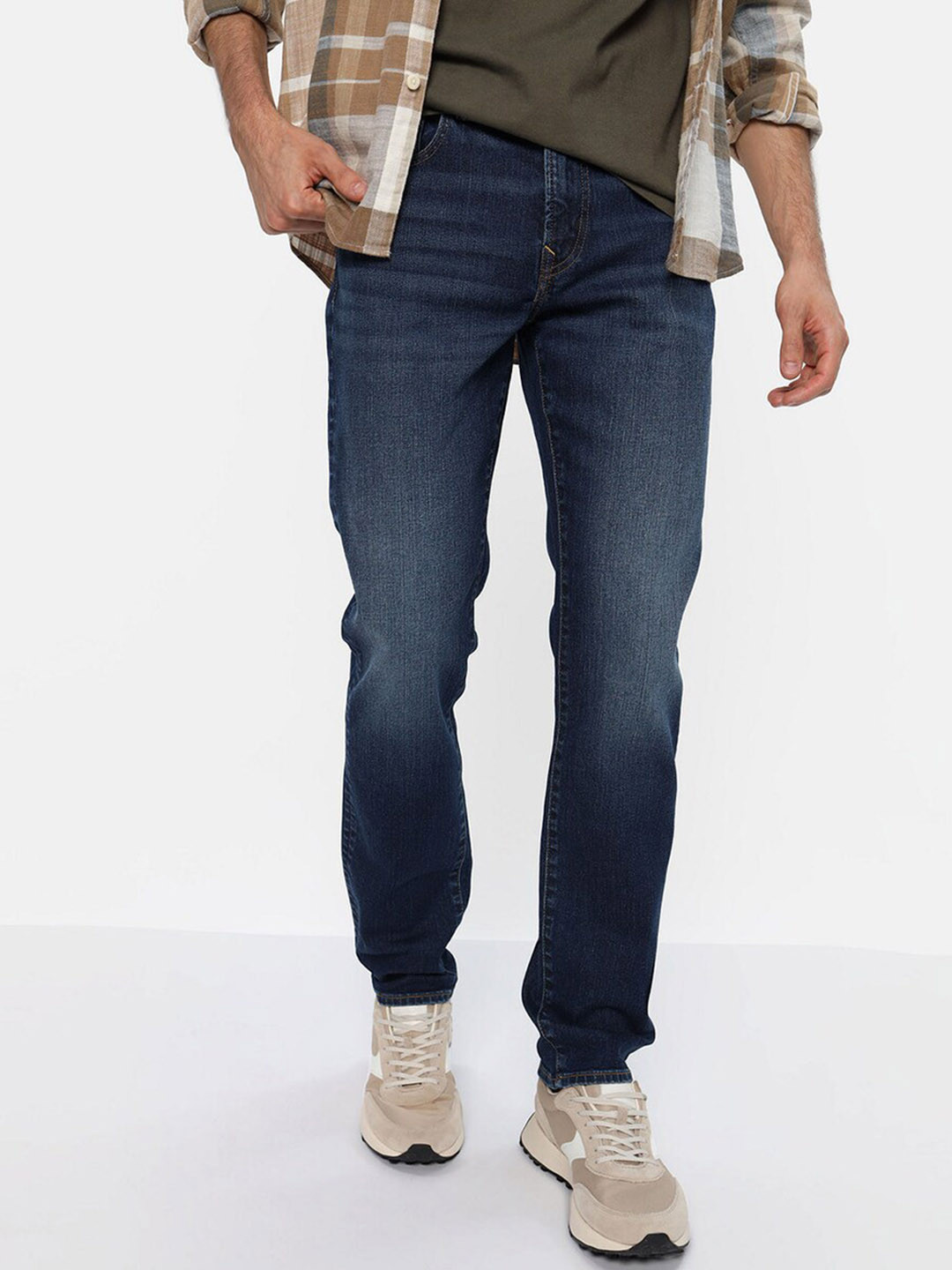 

AMERICAN EAGLE OUTFITTERS Men Slim Fit Mid-Rise Clean Look Light Fade Stretchable Jeans, Navy blue