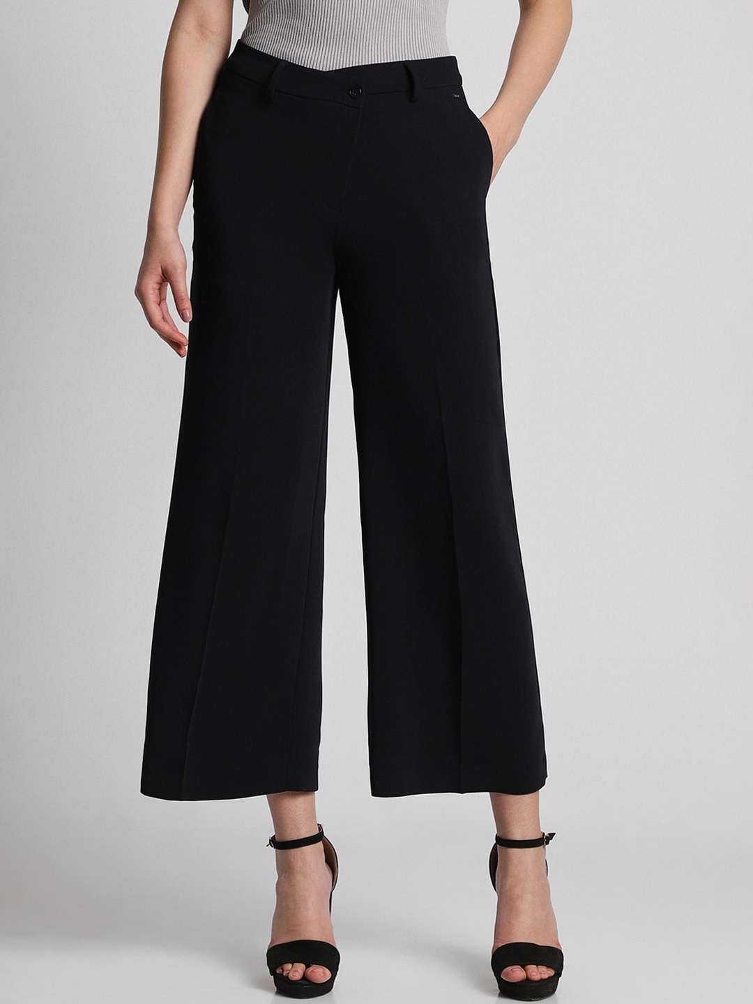 

Allen Solly Woman Mid Rise Cropped Culottes Trousers, Black