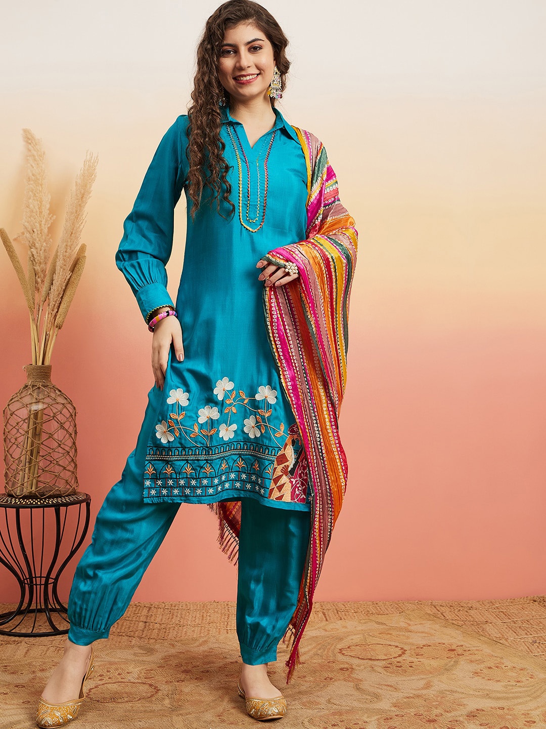

Sangria Floral Embroidered Straight Kurta Set With Salwar & Dupatta, Turquoise blue