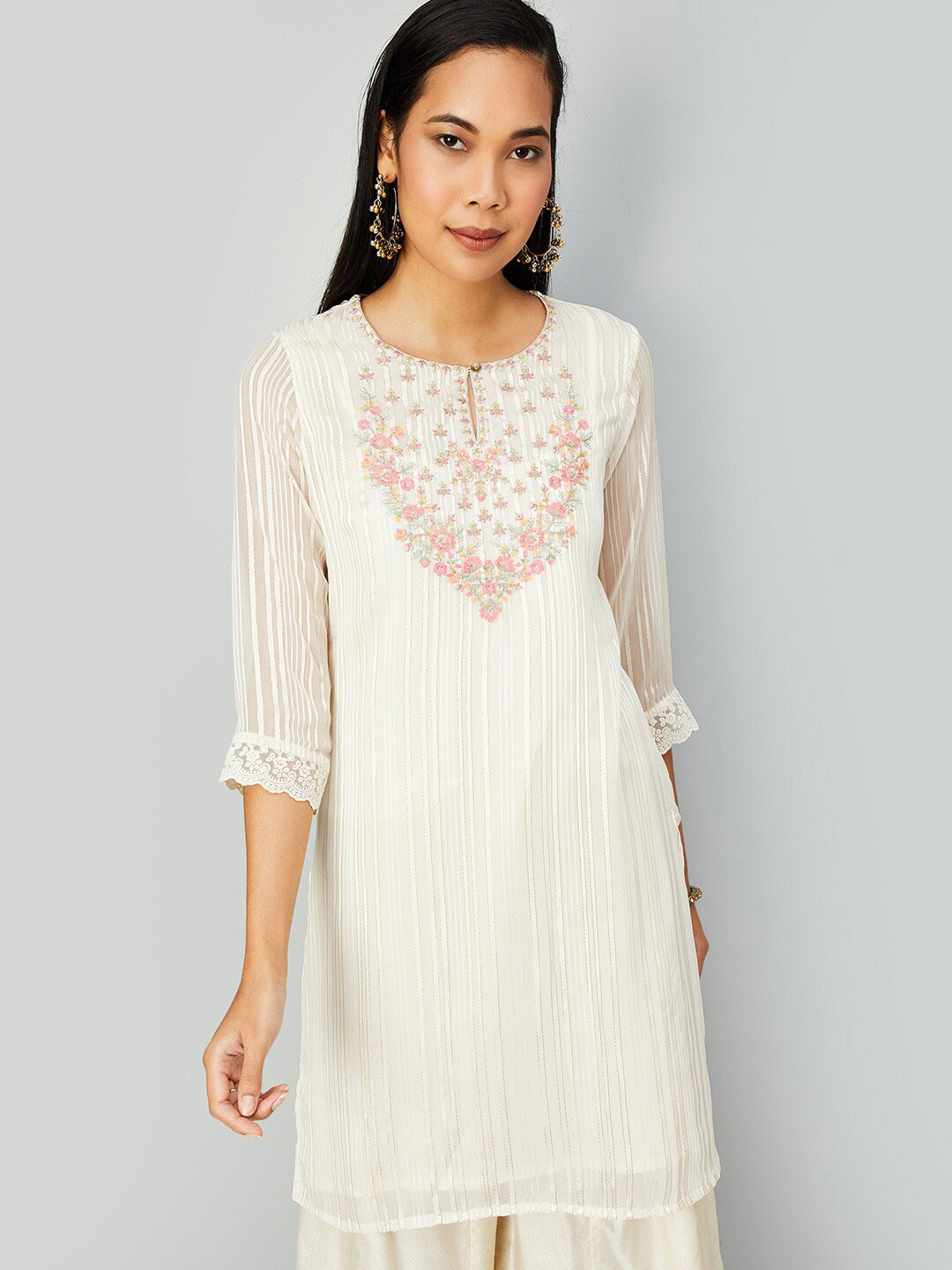 

max Floral Embroidered Keyhole Neck Thread Work Straight Kurta, Off white